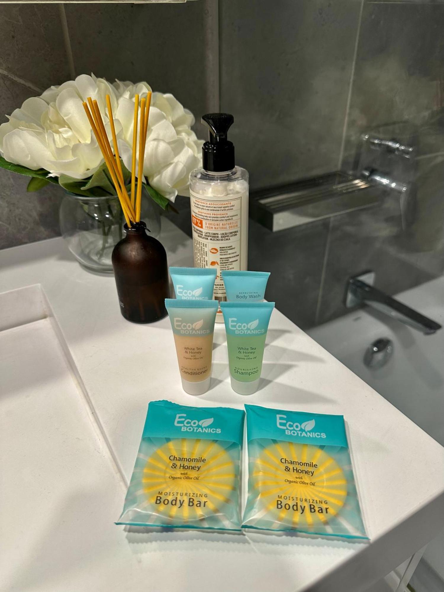 Private 1 Bed Accom With Bathroom In A 3 Bed Apartment - Melb Cbd, Regency Towers - Free Parking, Wifi And Pool Μελβούρνη Εξωτερικό φωτογραφία