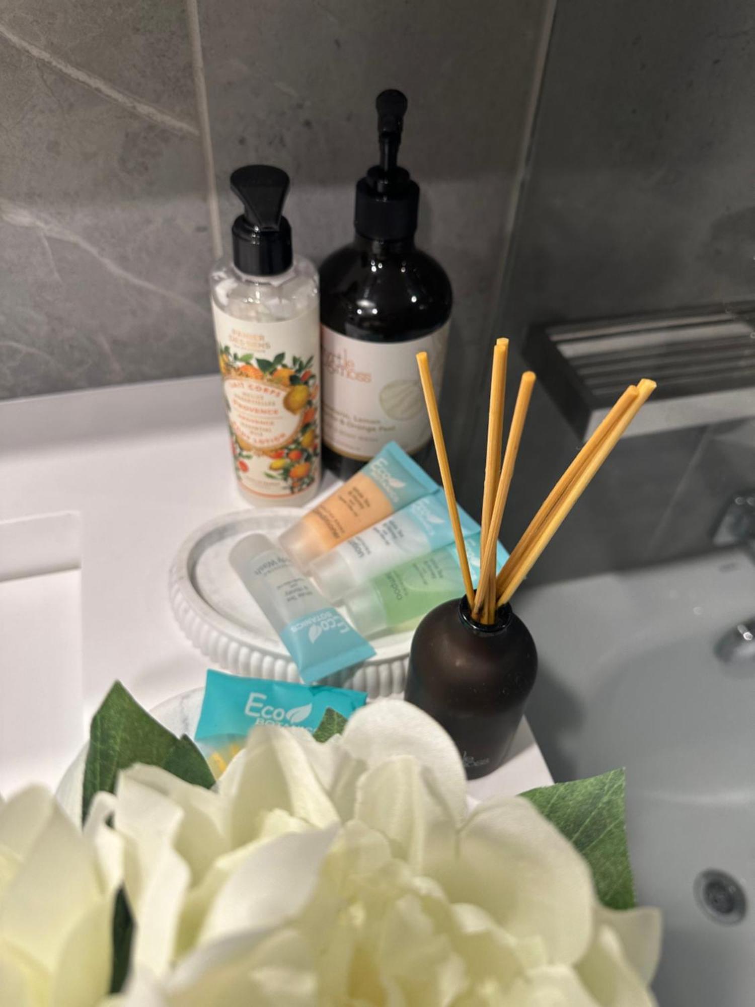 Private 1 Bed Accom With Bathroom In A 3 Bed Apartment - Melb Cbd, Regency Towers - Free Parking, Wifi And Pool Μελβούρνη Εξωτερικό φωτογραφία